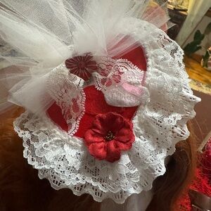 ❤️❤️❤️Chic Red and White Lace Hair Fascinator brand new.